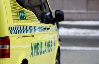 Bildet viser en ambulanse.