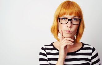 Bildet viser en ettertenksom ung kvinne