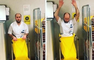 Bildet viser Thomas Strandos-Lundesgaard som selv går opp i en smittesekk.