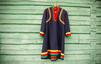 Bildet viser en samisk folkedrakt
