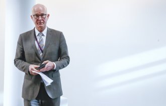 Bildet viser helsedirektør Bjørn Guldvog.