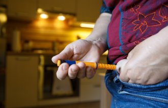 Bildet viser en person med diabetes som setter sprøyte
