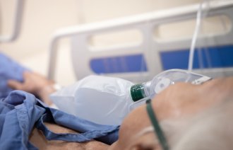 Bildet viser pasient med maske