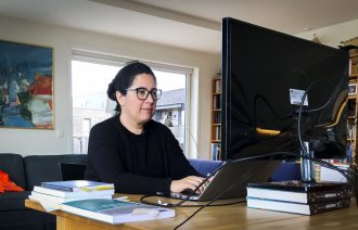 bildet viser person med hjemmekontor