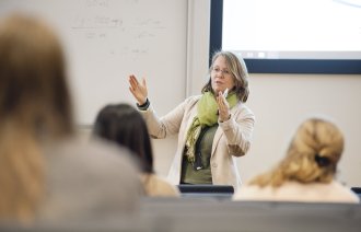 Ingrid Ruud Knutsen Bildet viser Ingrid Ruud Knutsen som underviser