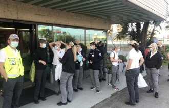 Bildet viser medisinsk innsatsteam utenfor hotellet.