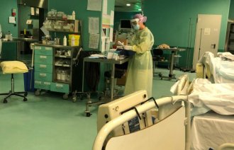 Bildet viser en sykehusstue i Italia.