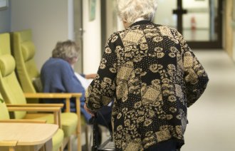 Eldre mennesker i sykehjemskorridor