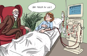 Illustrasjonen viser en dialysepasient som får dialyse mens en eldre mann sitter i en stol ved siden av og sier "Hva føler du nå?"