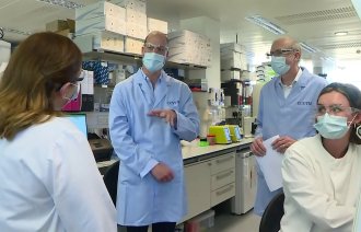 Bildet viser prins William som møter frivillige til covid-19-vaksineforsøk på universitetet i Oxford