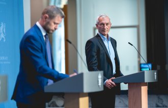 Helse- og omsorgsminister Bent Høie og departementsråd Bjørn-Inge Larsen i helse- og omsorgsdepartementet