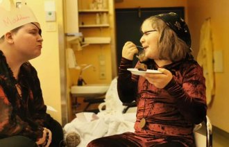 Bildet viser Madelaine sammen med datteren sin på sykehuset. De har sjørøverbursdag og begge er kledt ut som sjørøvere.