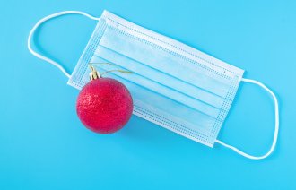 Bilde av munnbind og julekule