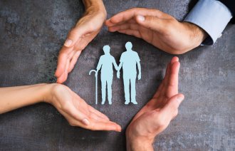 Bildet viser fire hender som verner to gamle mennesker.