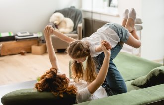 bildet viser en mor som løfter barnet sitt