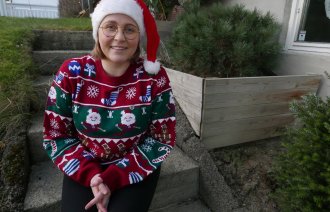 Bildet viser Nora Pettersen Daldorff som er styremedlem i NSF Student. Hun er iført nissedrakt.