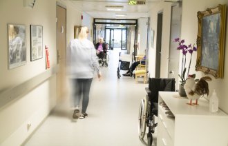 Sykepleier i en gang på sykehjem