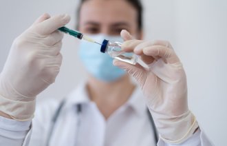 Bildet viser en sykepleier med covid-19 vaksine