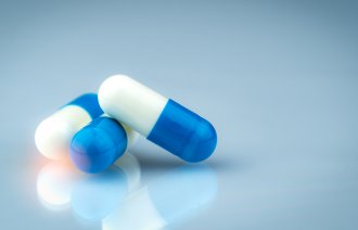 Bildet viser tre blå og hvite kapsler.