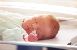 Bildet viser en baby på intensivavdelingen