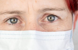 Bildet viser et portrett av en sykepleier med munnbind