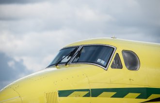 Bildet viser cockpiten til et ambulansefly.