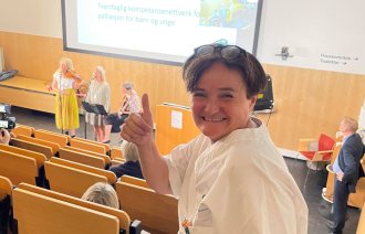 Bildet viser Kirsti Egge Haugstad som holder tommelen opp.
