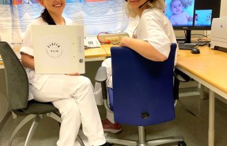 To sykepleiere følger opp premature nyfødte barn digitalt