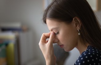 Bildet viser en ungdom som har hodepine