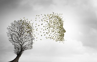 Bildet viser et nakent tre formet som et hode. Løvet fra tree blir tatt av vinden