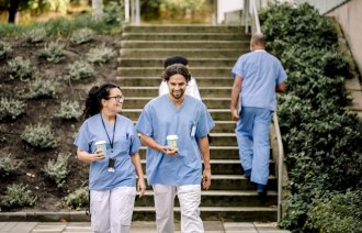 To unge sykepleiere kommer gående sammen.