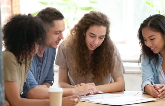 Unge personer jobber i gruppe