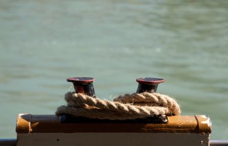 Bildet viser et tau bundet fast i fortøyning