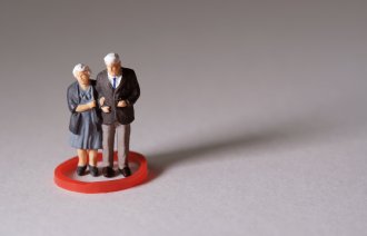 Bildet viser figurer i form av et eldre par. De har en rød sirkel rundt seg