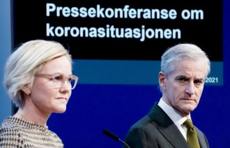 Helse- og omsorgsminister Ingvild Kjerkol og statsminister Jonas Gahr Støre under pressekonferanse om koronasituasjonen