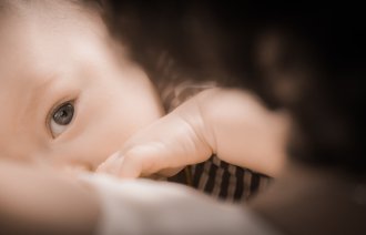 Bildet viser en baby som dier.