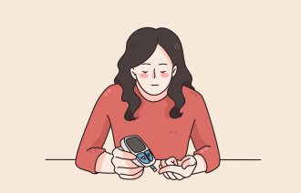 Illustrasjonen viser en kvinne som måler blodsukker med et måleapparat.