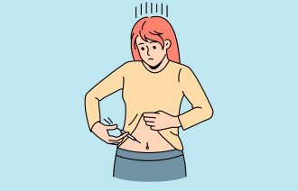 Illustrasjonen viser en kvinne som setter en sprøyte i magen.