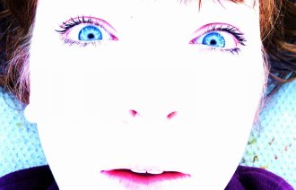 Bidet viser et kvinneansikt med oppsperrede øyne. Ansiktet ser opp i himmelen.