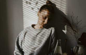 En kvinne lukker øynene