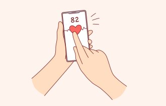 Illustrasjonen viser en mobil som viser et hjerte og tallet 82.