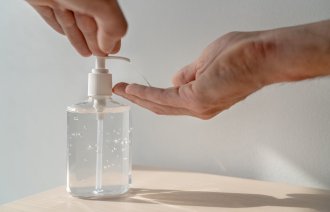 En mann bruker antibac