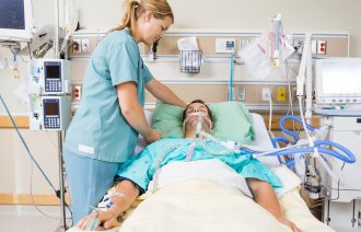 En sykepleier og en intensivpasient