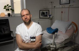 Bildet viser jordmor Åsgeir Almvik