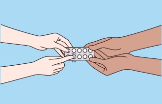 Illustrasjonen viser hender som holder i et brett med piller.