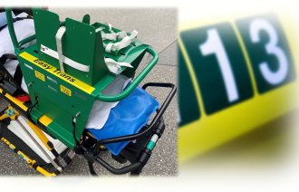 Ambulanse og bilde av båre med respirator-rack