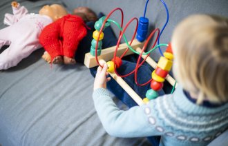 Illustrasjonsfoto av et barn som leker