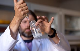 Bildet viser Niklas Nilsson som blander ulike væsker.