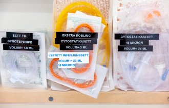 Bildet viser flere typer infusjonssett, ett av dem er lysbeskyttet.