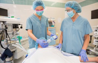 Anestesisykepleiere To anestestisykepleiere står over en pasient på operasjonssalen.